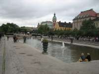Kungsträdgarden - park  bez zeleně, zato s pódiem, na kterém se konají koncerty pro Stockholmské občany.